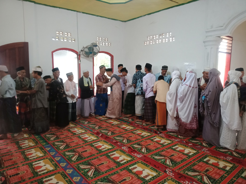 Salam-salaman di masjid gunung jati 